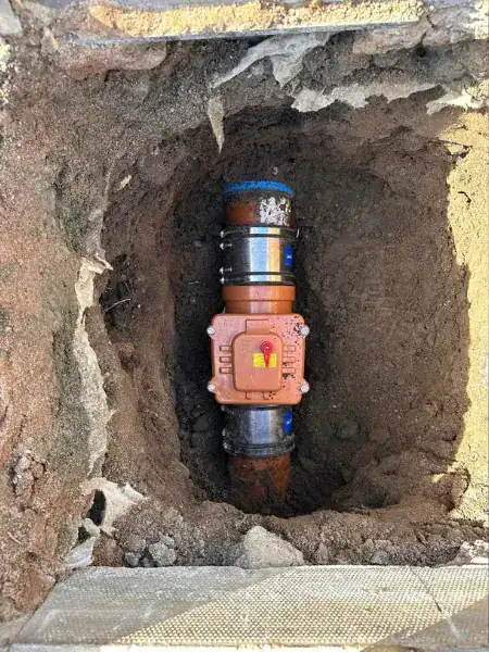 Backwater valve fitted to an underground drainage pipe